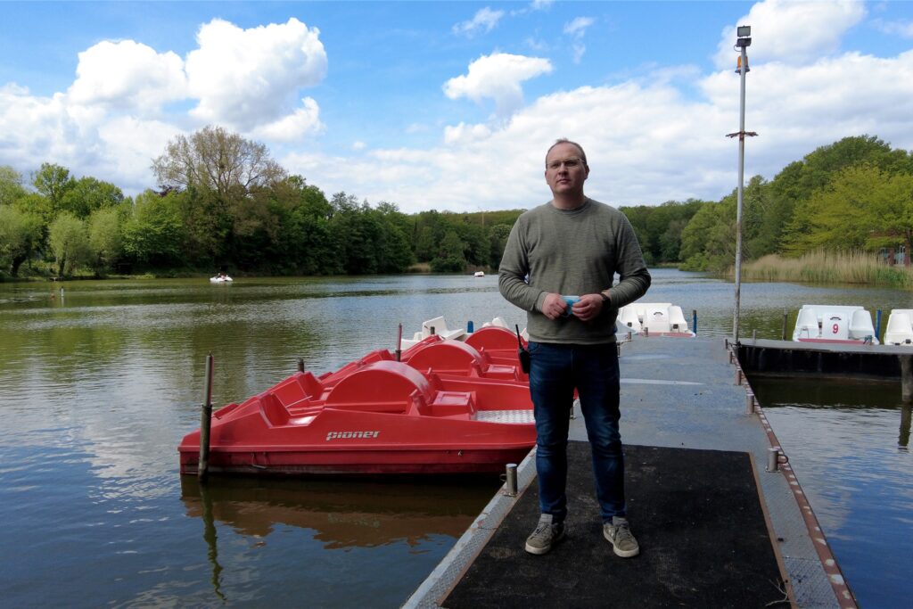Thorsten Loose kümmert sich um den Tretbootverleih am Cappenberger See.