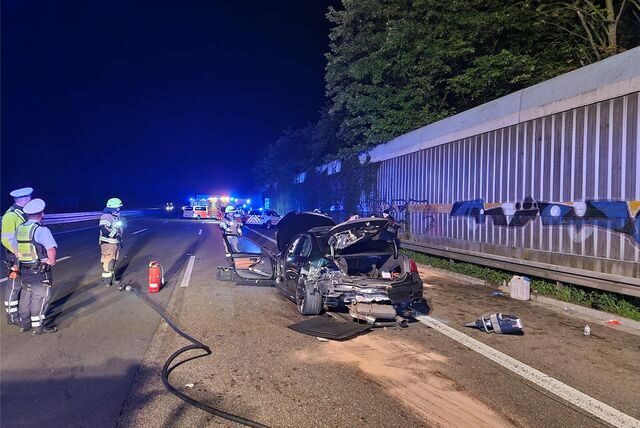 Bei einem vermutlich illegalen Autobahnrennen wurde dieser Mercedes schwer beschädigt. Die Polizei stellte dieses und zwei weitere Fahrzeuge sicher.