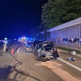 Bei einem vermutlich illegalen Autobahnrennen wurde dieser Mercedes schwer beschädigt. Die Polizei stellte dieses und zwei weitere Fahrzeuge sicher.