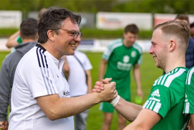 HSC-Chefcoach Benjamin Hartlieb (l.) schlägt ein mit Maurice Majewski.