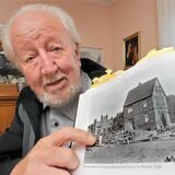 Friedhelm Julius überlebte in der Nacht vom 16. auf den 17. Mai 1943 in Fröndenberg-Westick die Überschwemmung bei der Hier zeigt er auf einem Foto die Mauer, auf der sein Name auf einer Liste der Todesopfer vermerkt war