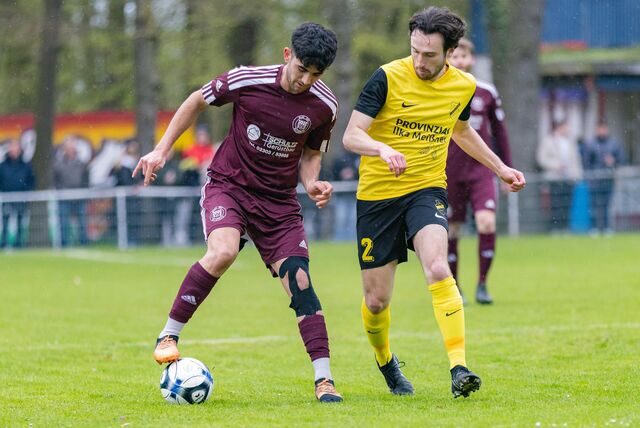 Abofaz Tagizadeh (am Ball) kämpft mit BR Billmerich um den Klassenerhalt in der Kreisliga A.