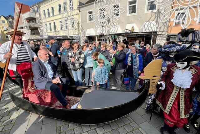 Bürgermeister Dirk Wigant wurde bei der Festa Italiana im vergangenen Jahr mit einer Gondel zur Eröffnung gefahren.