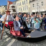 Bürgermeister Dirk Wigant wurde bei der Festa Italiana im vergangenen Jahr mit einer Gondel zur Eröffnung gefahren.