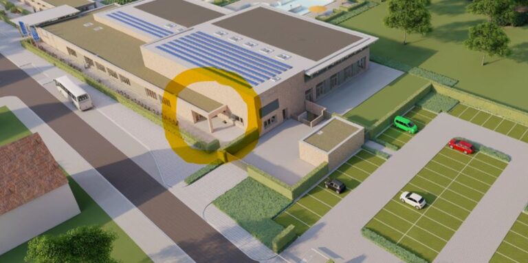 Das Sesekebad hat einen zweiten Eingang für Schulklassen und Vereinssportler. Der Eingang liegt versteckt hinter einer Hecke. Ganz links ist der Haupteingang.