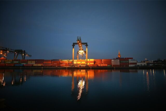 Im Dortmunder Hafen trieb ein 80 Meter langes Frachtschiff führerlos und unbefestigt im Becken herum. (Archivbild)