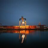 Im Dortmunder Hafen trieb ein 80 Meter langes Frachtschiff führerlos und unbefestigt im Becken herum. (Archivbild)