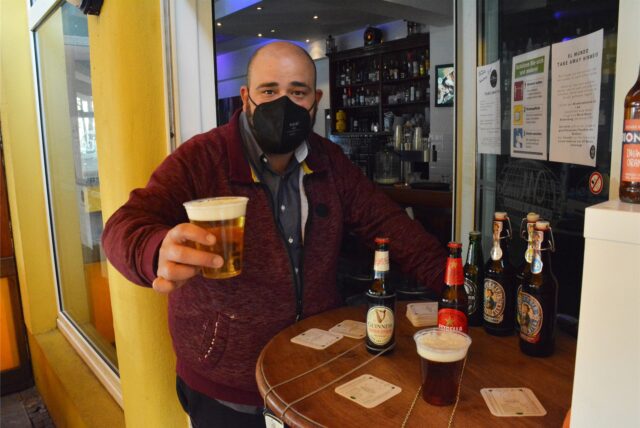 Marc-André Walter bietet an der Tür der Bar „El Mundo“ im Kreuzviertel neuerdings frisch gezapftes Bier an – so wie zahlreiche Gastronomen in Dortmund.