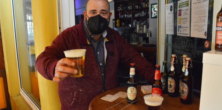 Marc-André Walter bietet an der Tür der Bar „El Mundo“ im Kreuzviertel neuerdings frisch gezapftes Bier an – so wie zahlreiche Gastronomen in Dortmund.
