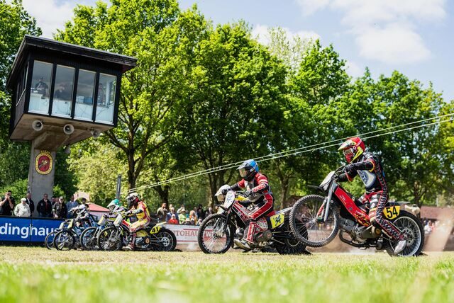 Motorräder beschleunigen vor dem Richterturm.