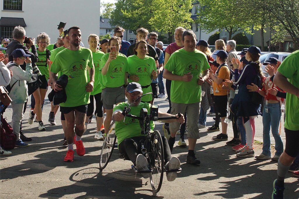 Viel Applaus für die Sportler, die am Donnerstag an der Ängelholmer Straße eintreffen. Sie haben seit Montag zusammen 900 Kilometer bewältigt.