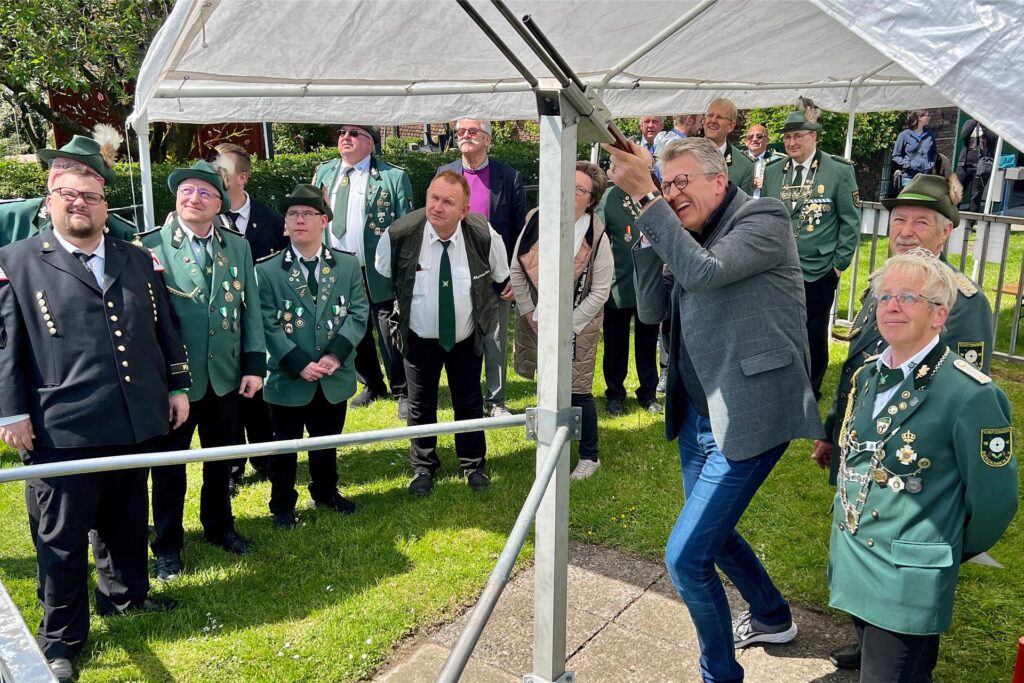 Bürgermeister Bernd Schäfer setzte den Ehrenschuss unter dem wachsamen Blick von Königin Edith Prill (r.) ab. Bürgermeister Bernd Schäfer setzte den Ehrenschuss unter dem wachsamen Blick von Königin Edith Prill (r.) ab.