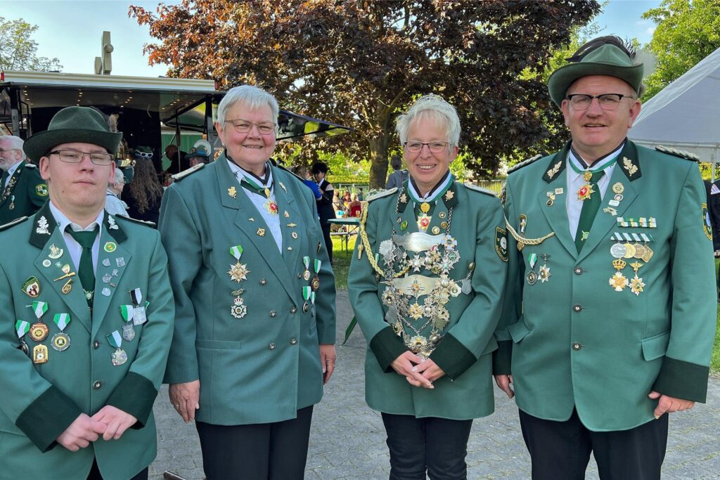 Die Ehrungen vom Westfälischen Schützenbund (v.l): Die Goldene Verdienstnadel geht an Max-Phillipp Prill, der Westfalenstern an der Lippischen Rose an Anette Schulz, Edith Prill und Marcus Prill. Die Ehrungen vom Westfälischen Schützenbund (v.l): Die Goldene Verdienstnadel geht an Max-Phillipp Prill, der Westfalenstern an der Lippischen Rose an Anette Schulz, Edith Prill und Marcus Prill.