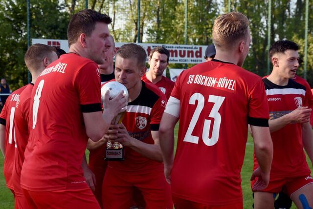 Küssen für den Pokal: Die SG Bockum-Hövel schaffte es wieder ins Finale und gewann diesmal den Kreispokal – nach der Meisterschaft in der Landesliga der nächste Erfolg der Hammer.