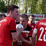 Küssen für den Pokal: Die SG Bockum-Hövel schaffte es wieder ins Finale und gewann diesmal den Kreispokal – nach der Meisterschaft in der Landesliga der nächste Erfolg der Hammer.