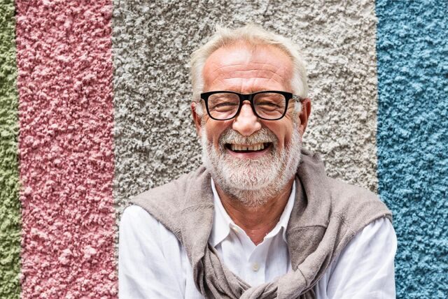 Lachender älterer Mann mit Brille