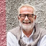 Lachender älterer Mann mit Brille