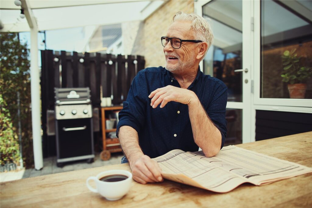 Alter Mann liest Zeitung