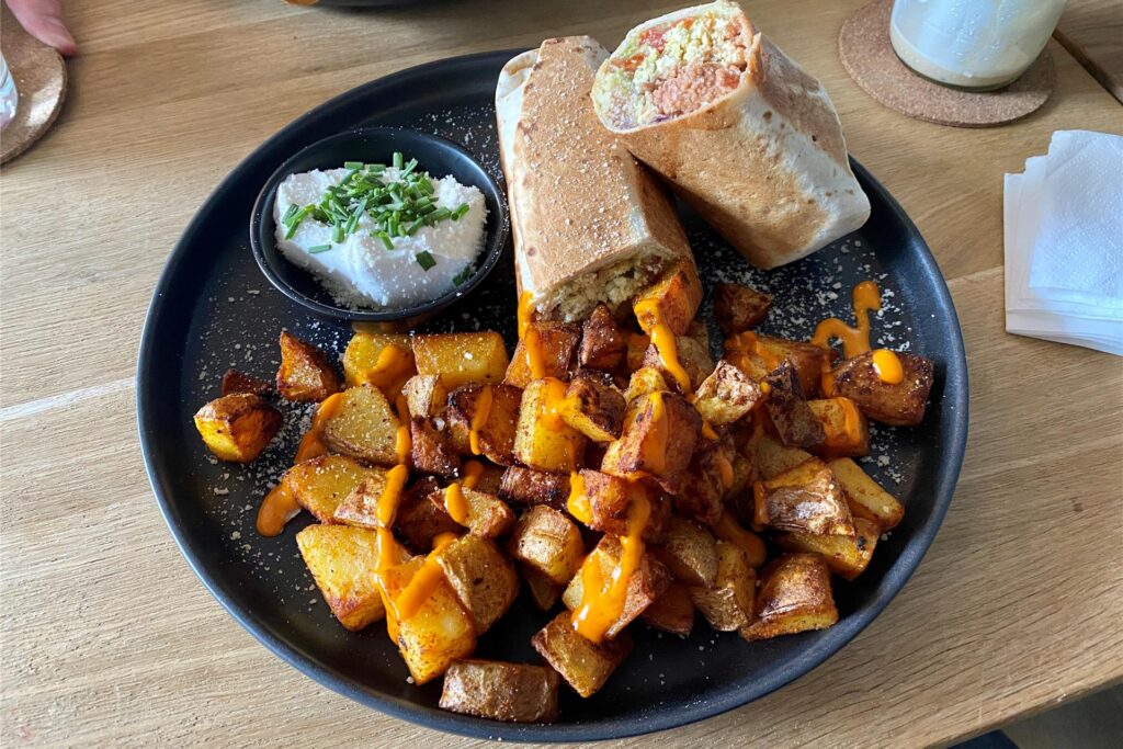 Der vegane Burrito kommt mit sehr vielen Kartoffelstückchen. Der vegane Burrito kommt mit sehr vielen Kartoffelstückchen.