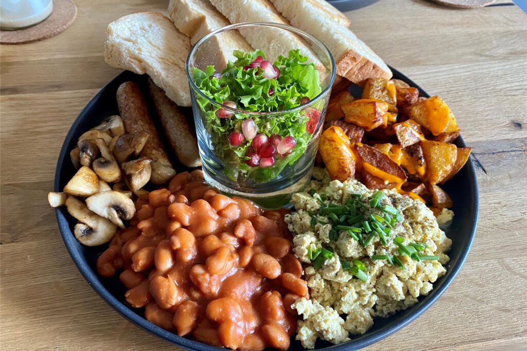 English Breakfast wie man es kennt – nur eben auch vegan. English Breakfast wie man es kennt – nur eben auch vegan.