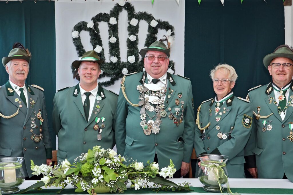 Schützen bei der Königsproklamation am Donnerstagabend (von links): Franz Schulz, Kevin Gosewinkel, König Werner Spitzenberger, ehemalige Königin Edith Prill mit Prinzgemahl Marcus Prill. Schützen bei der Königsproklamation am Donnerstagabend (von links): Franz Schulz, Kevin Gosewinkel, König Werner Spitzenberger, ehemalige Königin Edith Prill mit Prinzgemahl Marcus Prill.