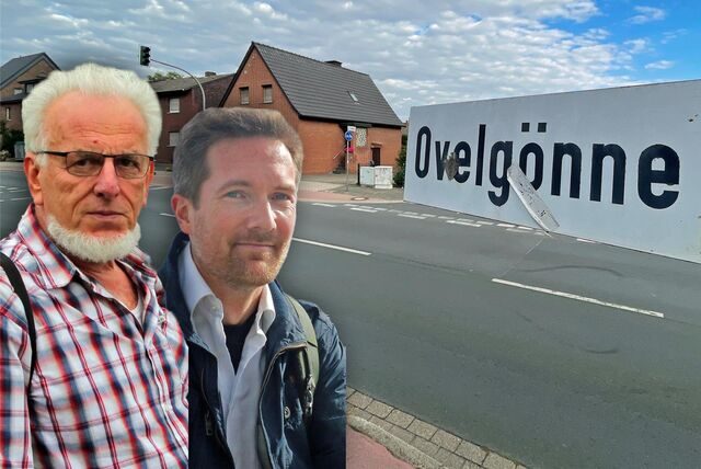 Montage: Winfried Hoch vom ADFC Werne und Holger Bergemann von der Initiative Radverkehr vor dem Straßenschild Ovelgönne.