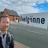 Montage: Winfried Hoch vom ADFC Werne und Holger Bergemann von der Initiative Radverkehr vor dem Straßenschild Ovelgönne.