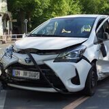 Durch die Wucht des Aufpralls wurde der Toyota gegen ein Geländer geschleudert.