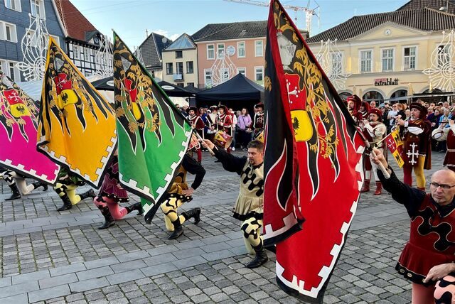 Die Fahnenschwinger aus Pisa ziehen durch die Innenstadt von Unna. Halt machen sie auch auf den Marktplatz und begeistern dort die Besucher der Festa.