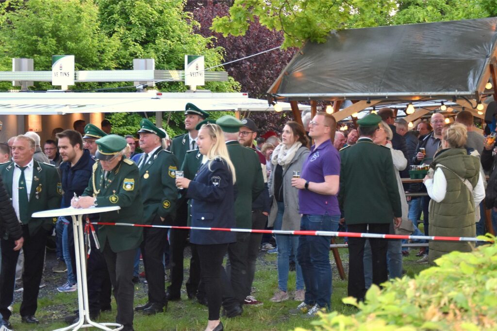 Das Publikum beim Schützenfest der Ruhrtalschützen beobachtet das Geschehen unter der Vogelstange, die Stimmung ist dem Wetter angepasst: einfach toll. Das Publikum beim Schützenfest der Ruhrtalschützen beobachtet das Geschehen unter der Vogelstange, die Stimmung ist dem Wetter angepasst: einfach toll.