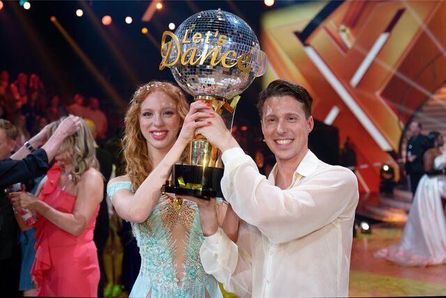 Model Anna Ermakova (l) und ihr Profi-Tanzpartner Valentin Lusin jubeln über ihren Sieg mit der Trophäe nach dem Finale der RTL Live-Tanzshow „Let’s Dance“.