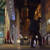 Dieses Archivbild zeigt die Brückstraße bei Nacht. Hier soll es in der Nacht zu Samstag (20.5.) zu einem Angriff von mindestens vier Männern gegen zwei Frauen gekommen sein.