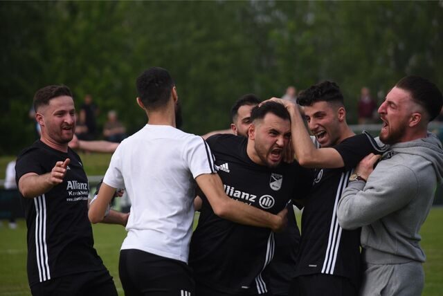 Tunahan Sari (3.v.r.) köpfte das 2:1-Führungstor für Eintracht Werne und feierte das Tor frenetisch.