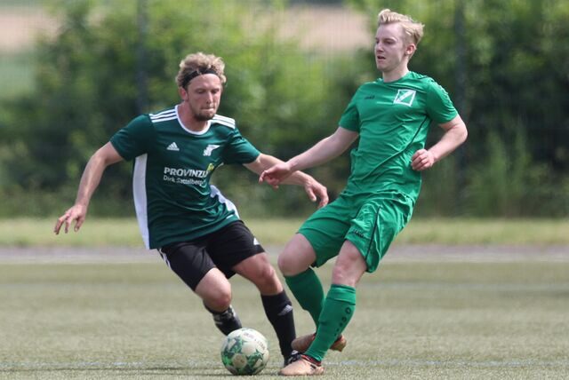 Bausenhagens Max Klimecki (r.) hier im Duell mit Cappenbergs Sven Ernst (l.).