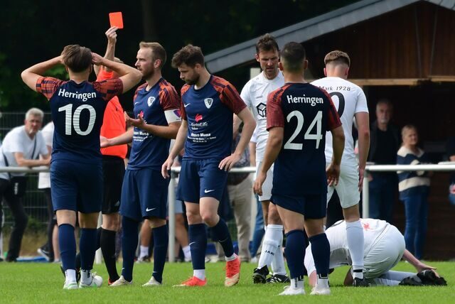 Phil Neuhaus (M.) sah die Rote Karte nach einem überharten Foul an Jonas Heße (liegend).