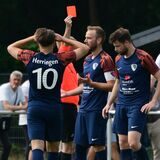 Phil Neuhaus (M.) sah die Rote Karte nach einem überharten Foul an Jonas Heße (liegend).