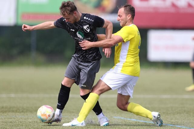 PSV Borks Jan-Luca Szafruga (l.) duelliert sich hier sinnbildlich mit dem BSV Heeren.