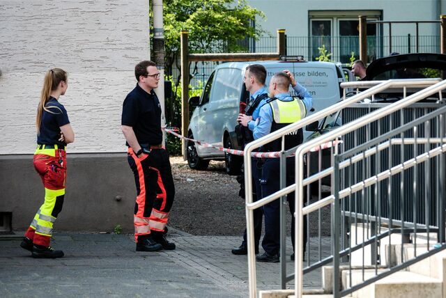 Rettungskräfte von Feuerwehr und Polizei stehen vor der Marienschule in Recklinghausen