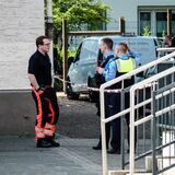 Rettungskräfte von Feuerwehr und Polizei stehen vor der Marienschule in Recklinghausen