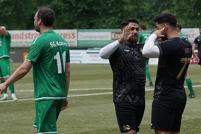 Serhat Yilmaz (r.) vom VfK Weddinghofen freut sich.