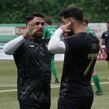 Serhat Yilmaz (r.) vom VfK Weddinghofen freut sich.