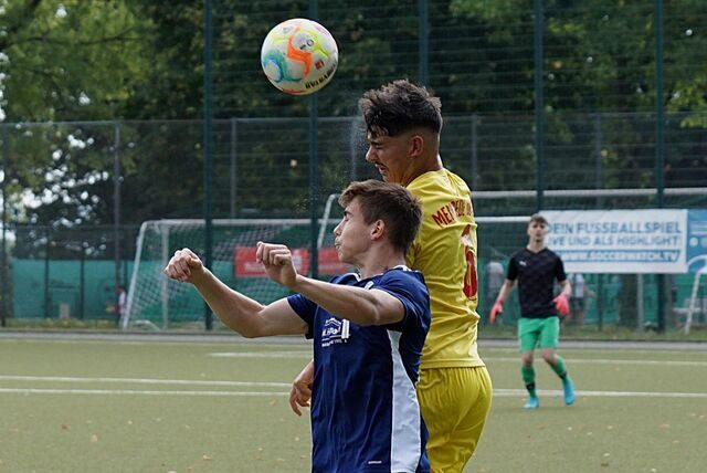 Evan Suchy (HSC in Blau) im Kopfballduell