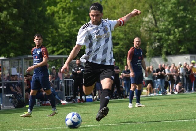 Enes Akyüz beim Schuss