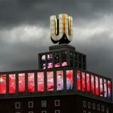 Normalerweise leuchten am U-Turm nur die „fliegenden Bilder“. Am Montagabend ist das aber anders.