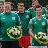 Mario Rast und Andre Zolda werden von SG Selm mit Blumen verabschiedet.
