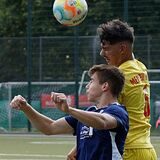 Evan Suchy (HSC in Blau) im Kopfballduell
