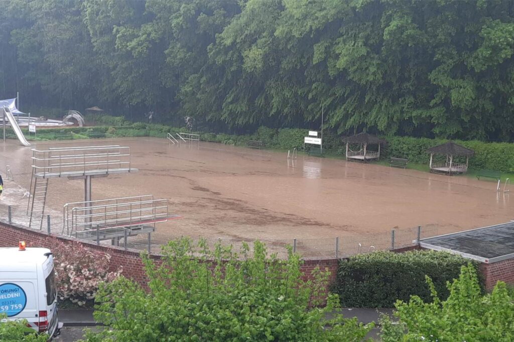 Im Fröndenberger Löhnbad wurde das Becken am Montag (22.5.) vom Starkregen geflutet.