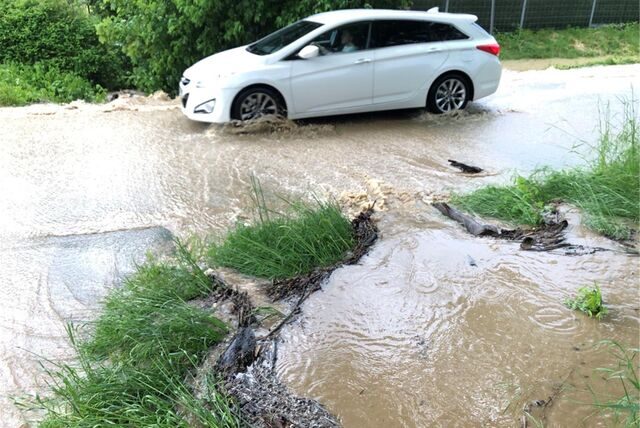Ein Unwetter hat Fröndenberg am Abend schwer getroffen. Nach starkem Regen sind Straßen und Wege überschwemmt.