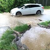 Ein Unwetter hat Fröndenberg am Abend schwer getroffen. Nach starkem Regen sind Straßen und Wege überschwemmt.