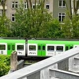 Ein Zug steht am Dienstagmorgen auf dem Gleisabschnitt zwischen Möllerbrücke und Stadthaus.